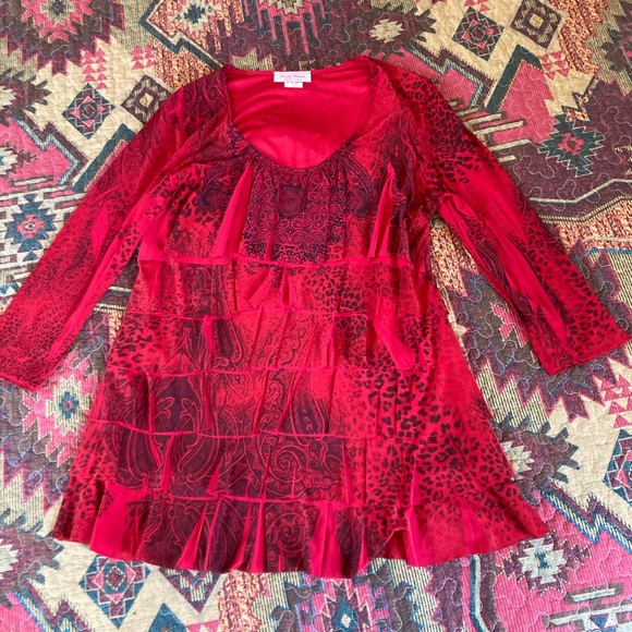 Red and black top with flattering layers - Picture 2 of 5